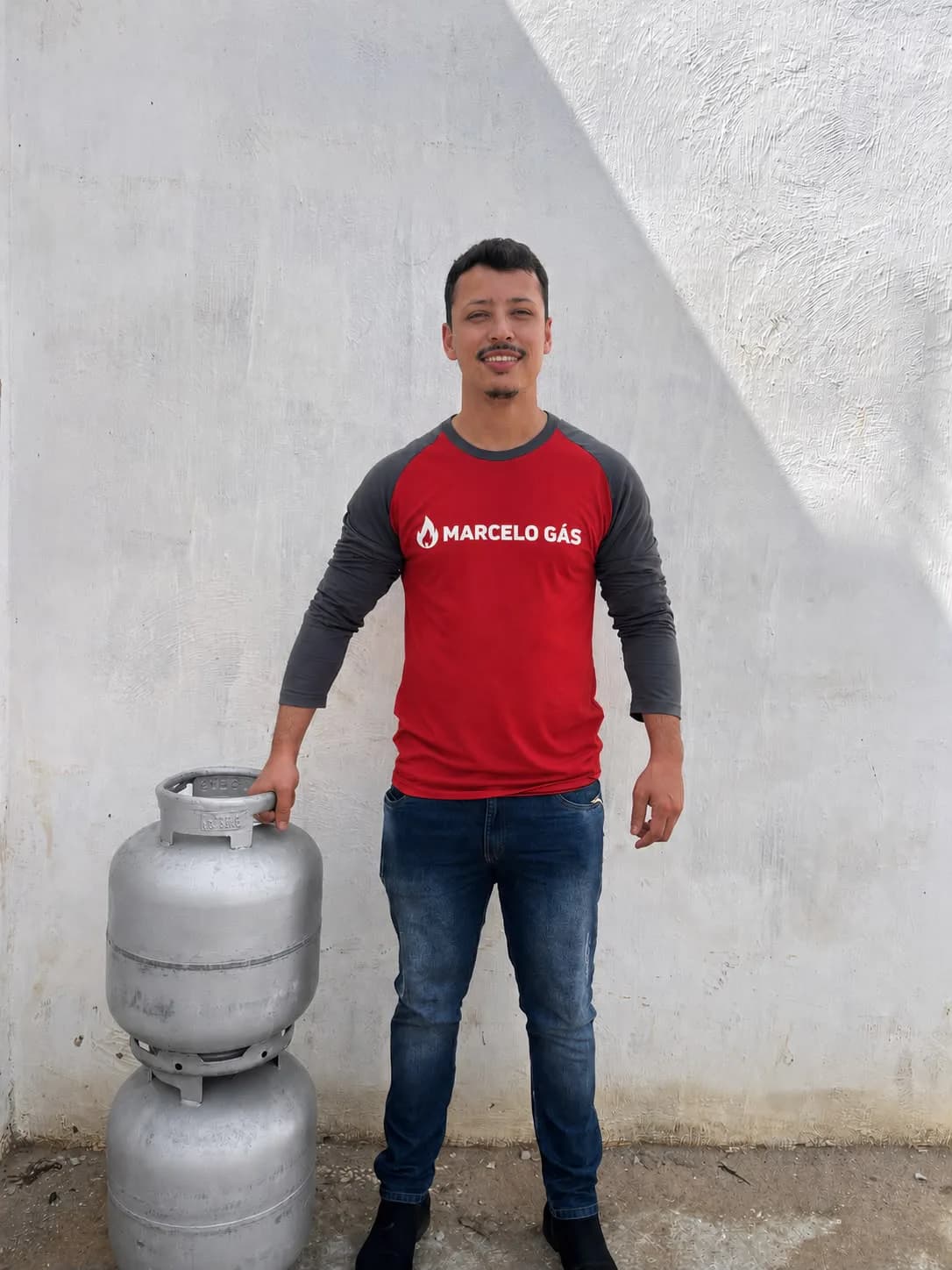 Profissional do Marcelo Gás com botijões